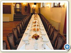 Gedeckte Tafeln und Tische