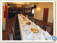 Gedeckte Tafeln und Tische
