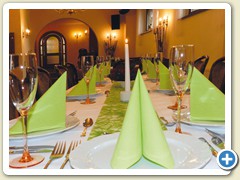 Gedeckte Tafeln und Tische