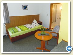 Neugestaltetes Einbettzimmer
